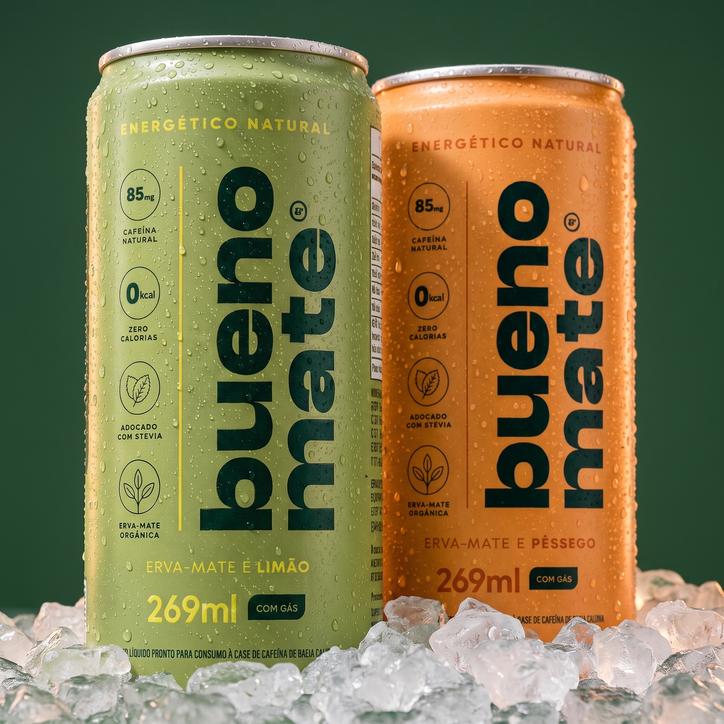 Latas Bueno Mate limão e pêssego geladas sobre gelo